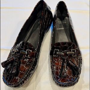 Stuart Weitzman Womens Shoe Patent Leather Faux Crocodile Tassel Loafers Size 10